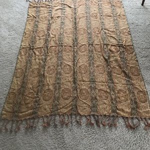 Jacquard Paisley Throw With Tassels